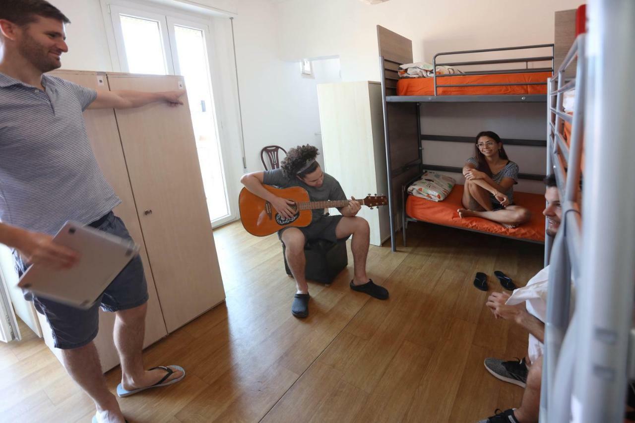 Jammin' Hostel & Bar Римини Стая снимка